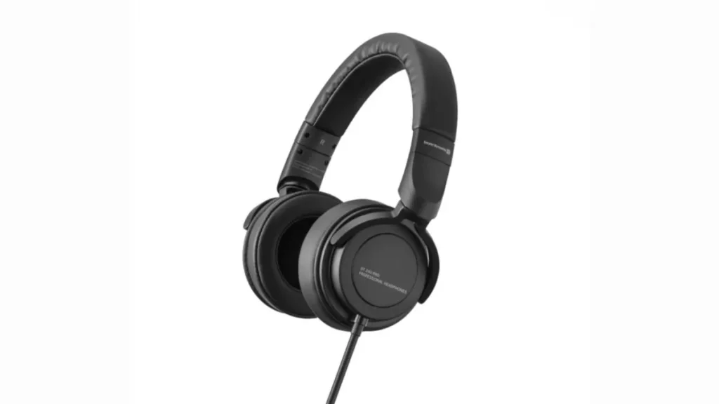  <strong>10 Budget friendly headphones</strong> HalfofThe